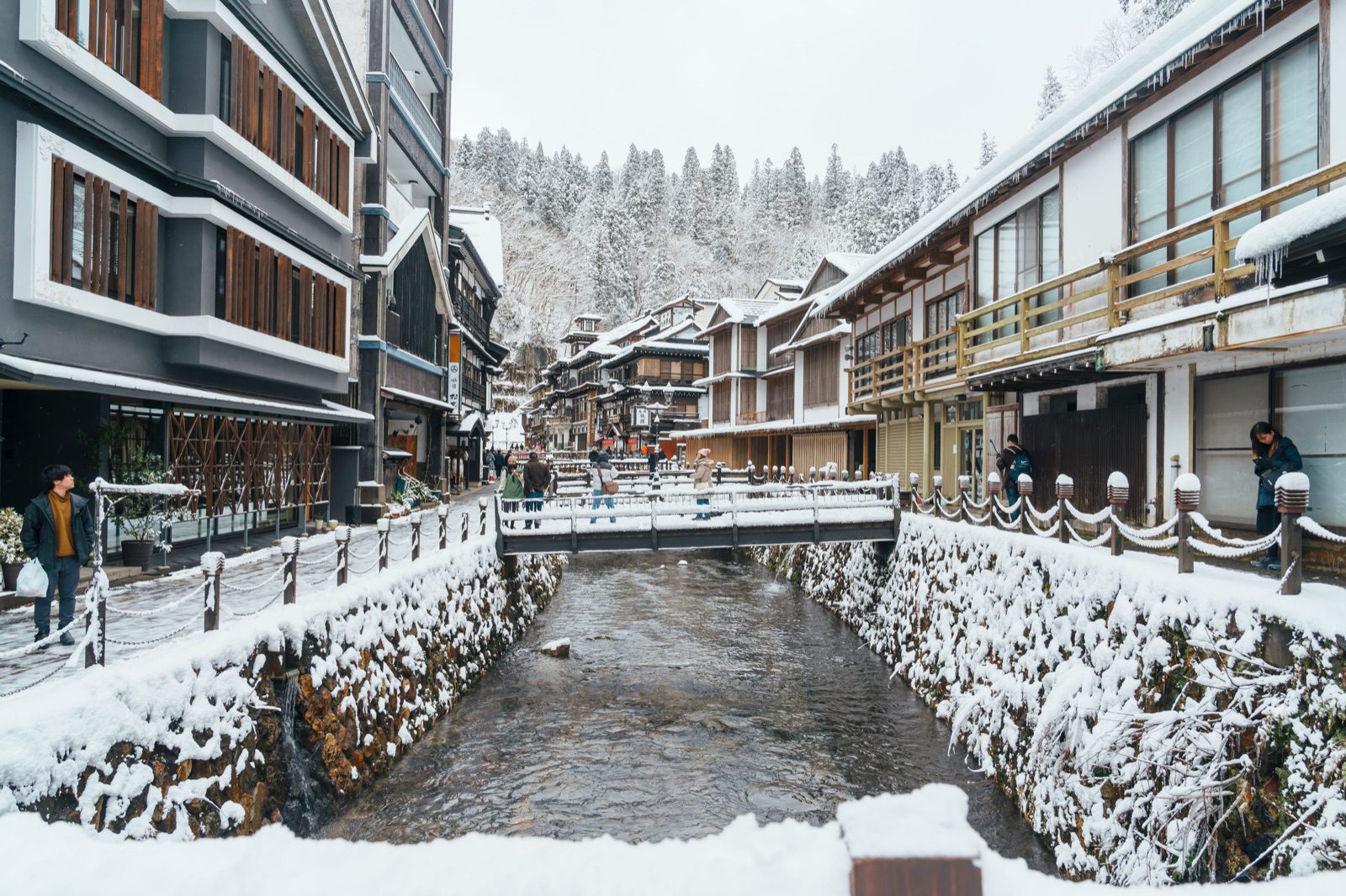 白雪覆蓋銀山溫泉河岸與木造旅館街景