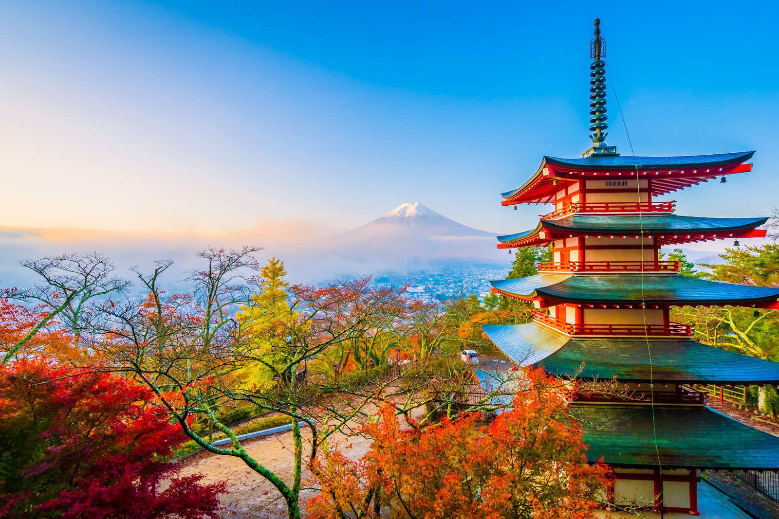 新倉山淺間公園五重塔、富士山與紅葉交織的日本秋景
