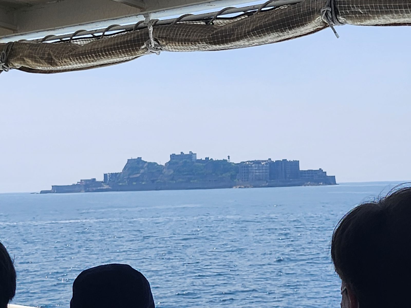 遊船接近軍艦島時看到的島影