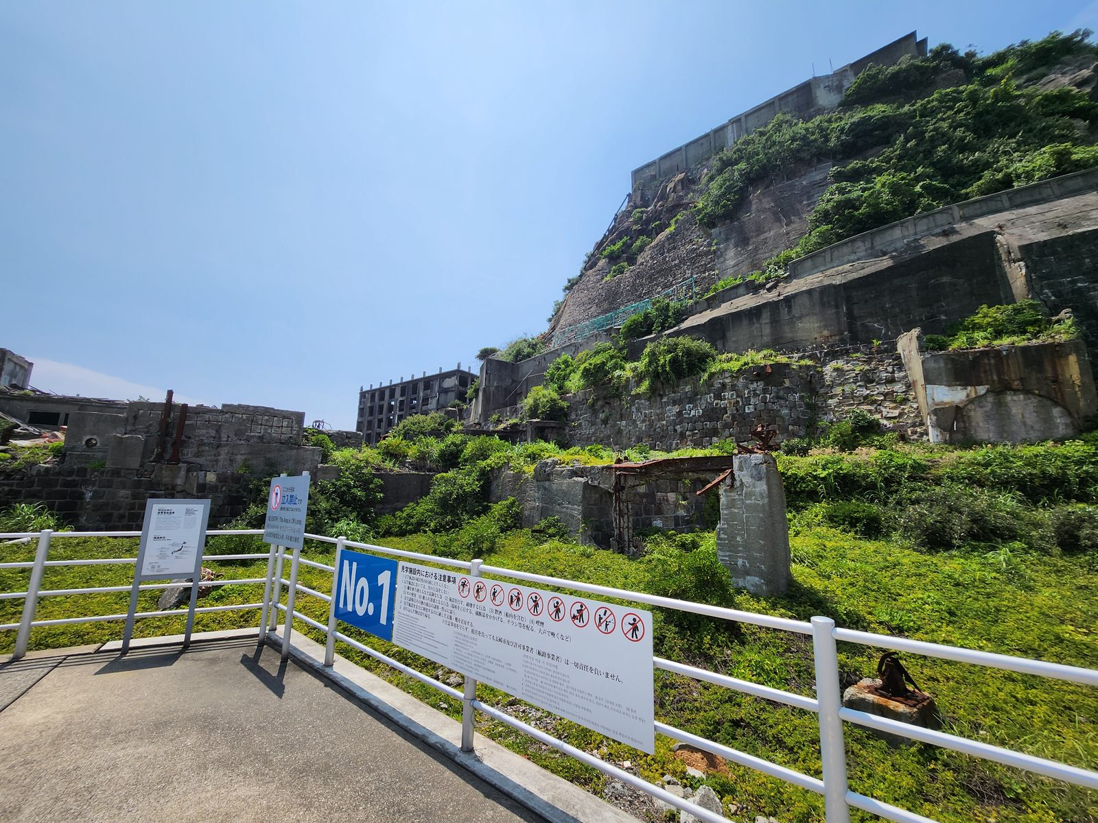 軍艦島見學通道入口與安全圍欄