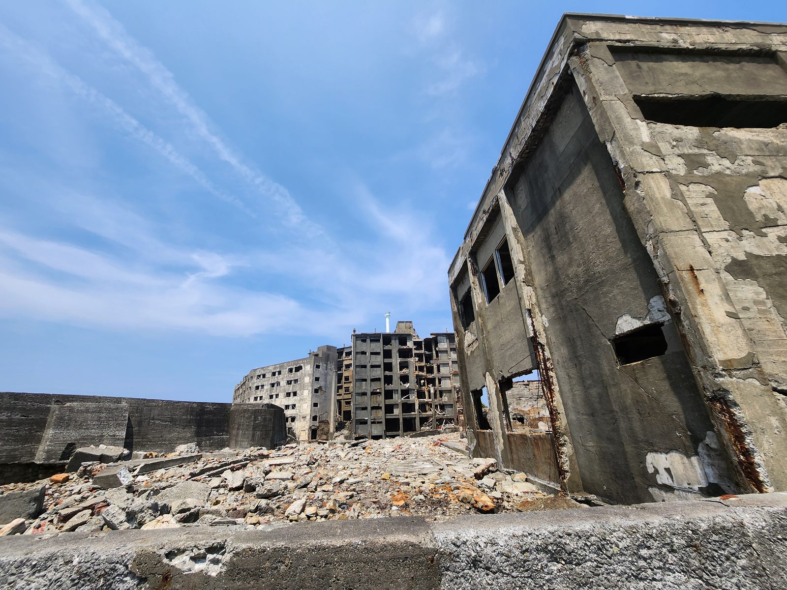 軍艦島海岸旁的高層住宅遺構
