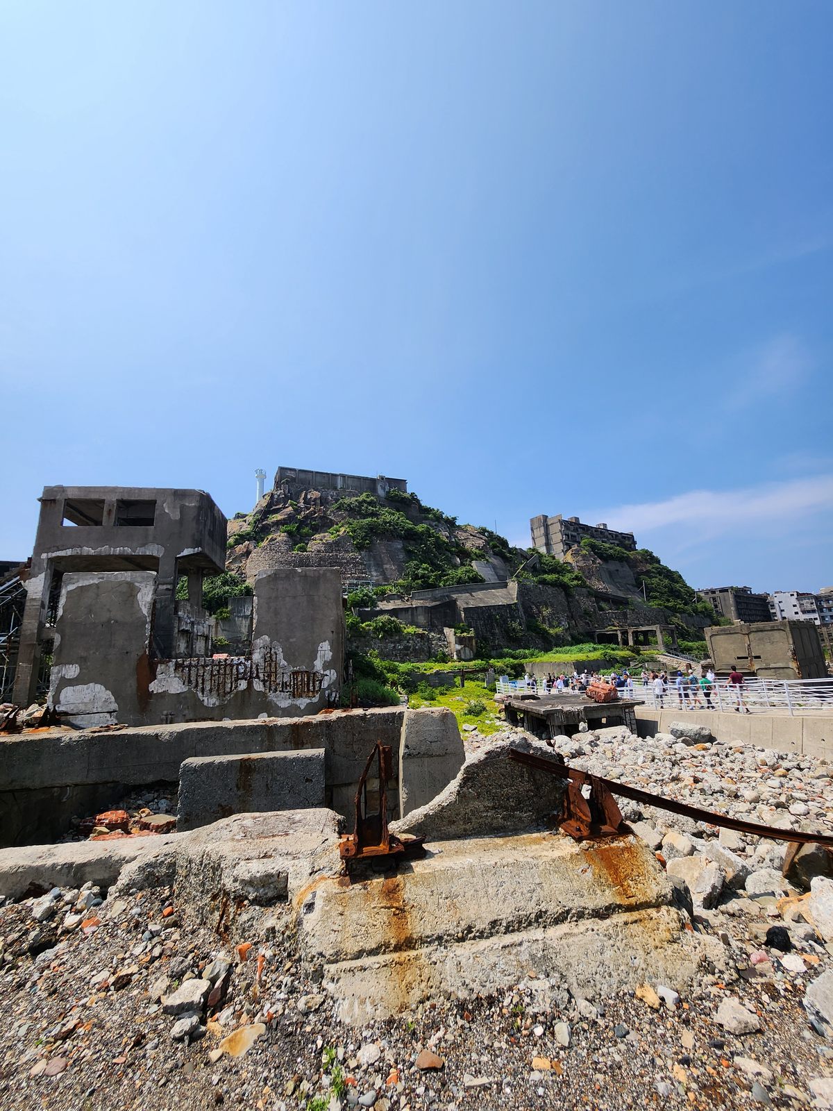 軍艦島山坡與護岸遺構