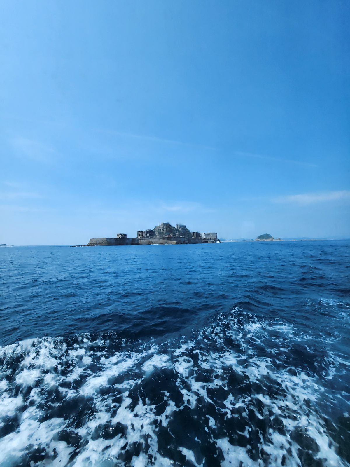 返航途中回望海上的軍艦島
