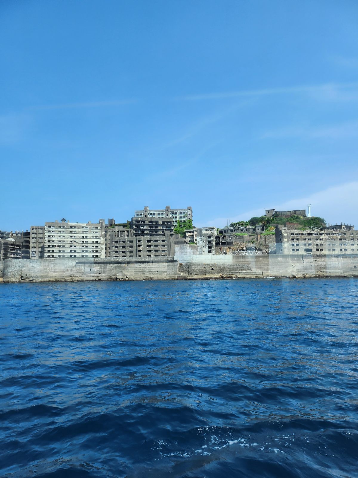 遊船繞行軍艦島外圍的景色