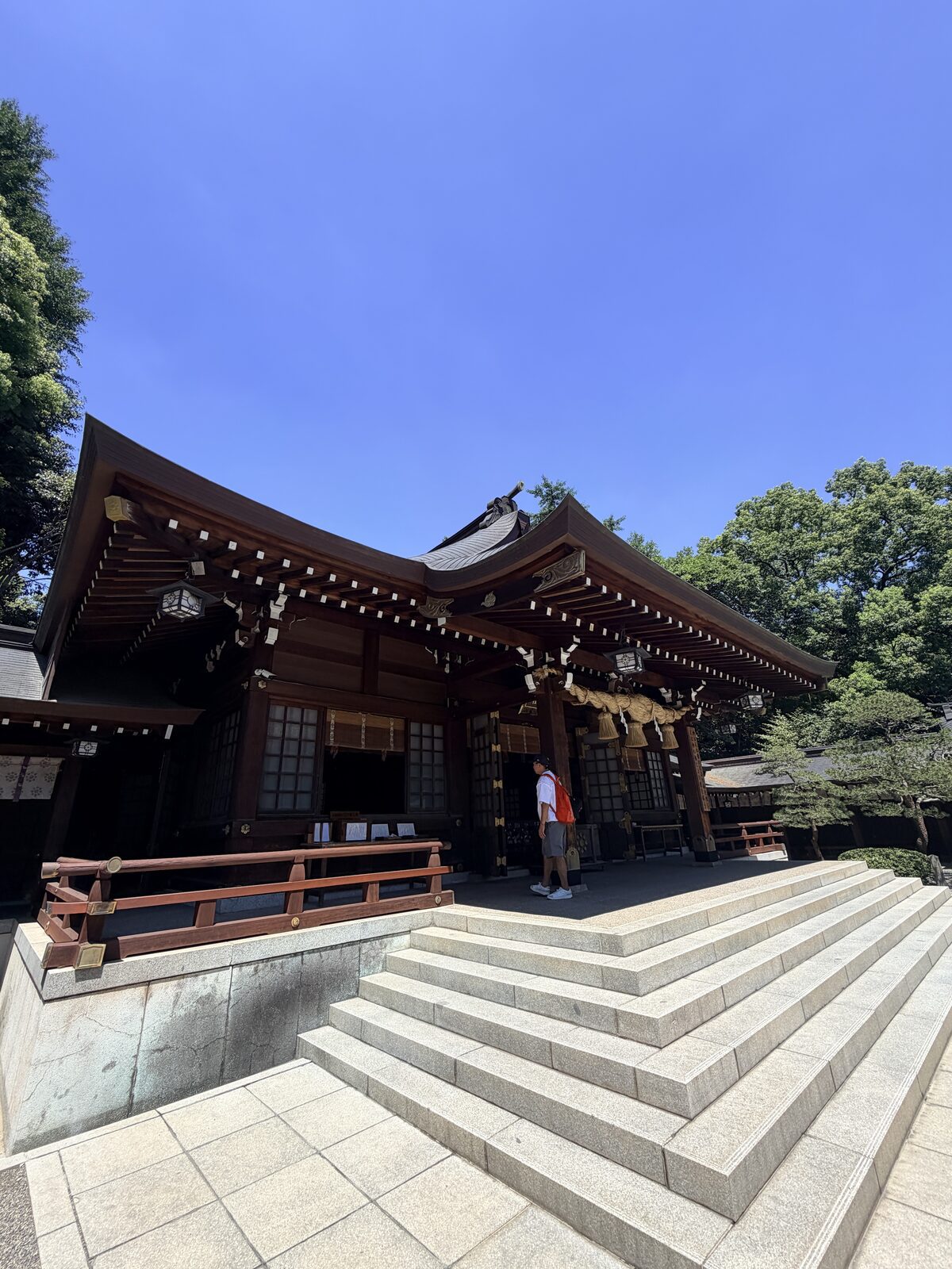 出水神社木造拜殿、注連繩與石階