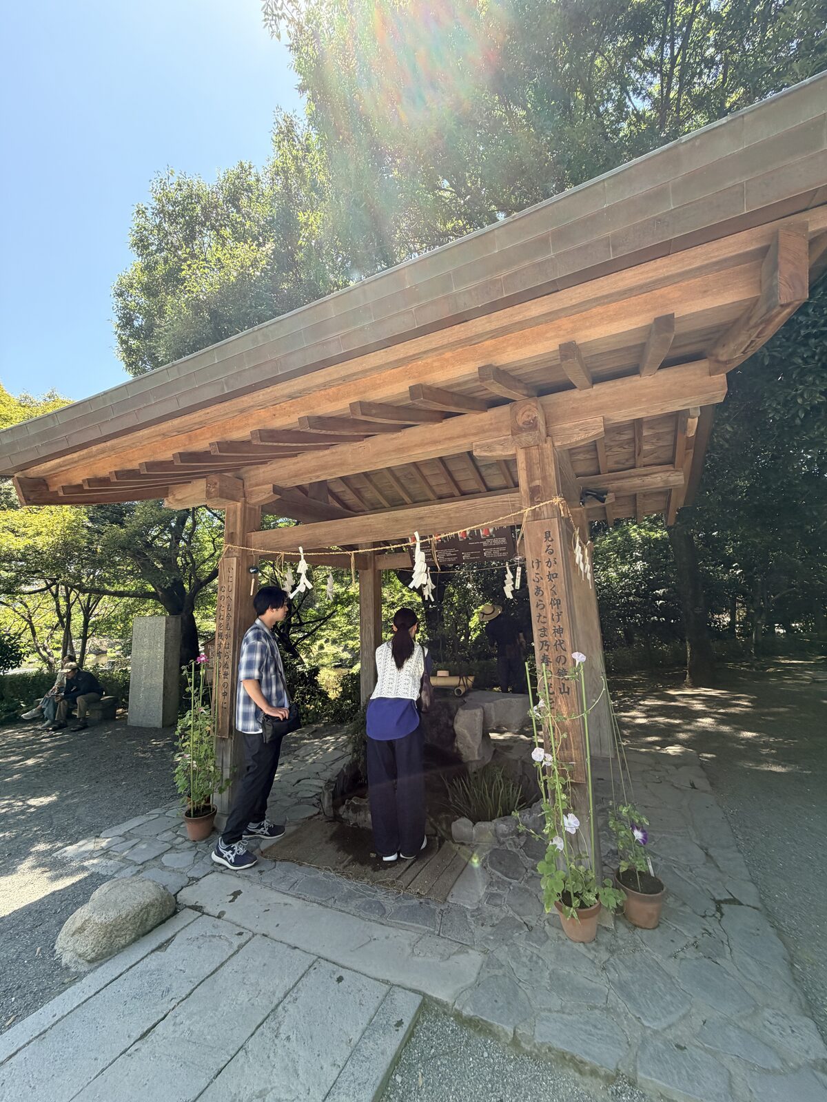 出水神社木造手水舍與參拜旅客