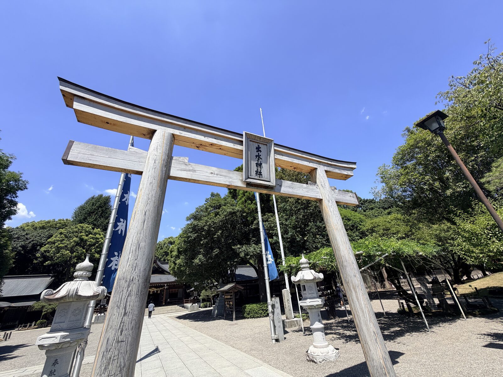 藍天下出水神社木造鳥居與社名匾額