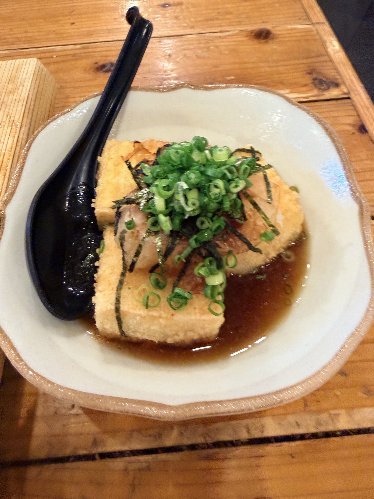 現炸熱騰騰揚出豆腐配柴魚片蔥花