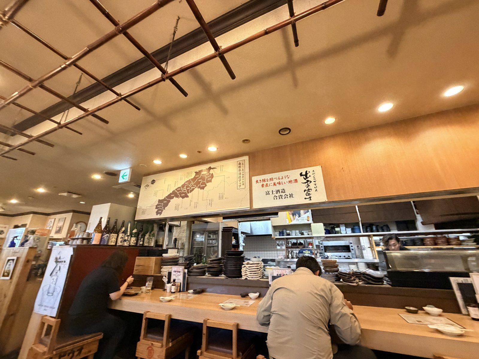 冰涼生啤酒與桌邊調味料純景