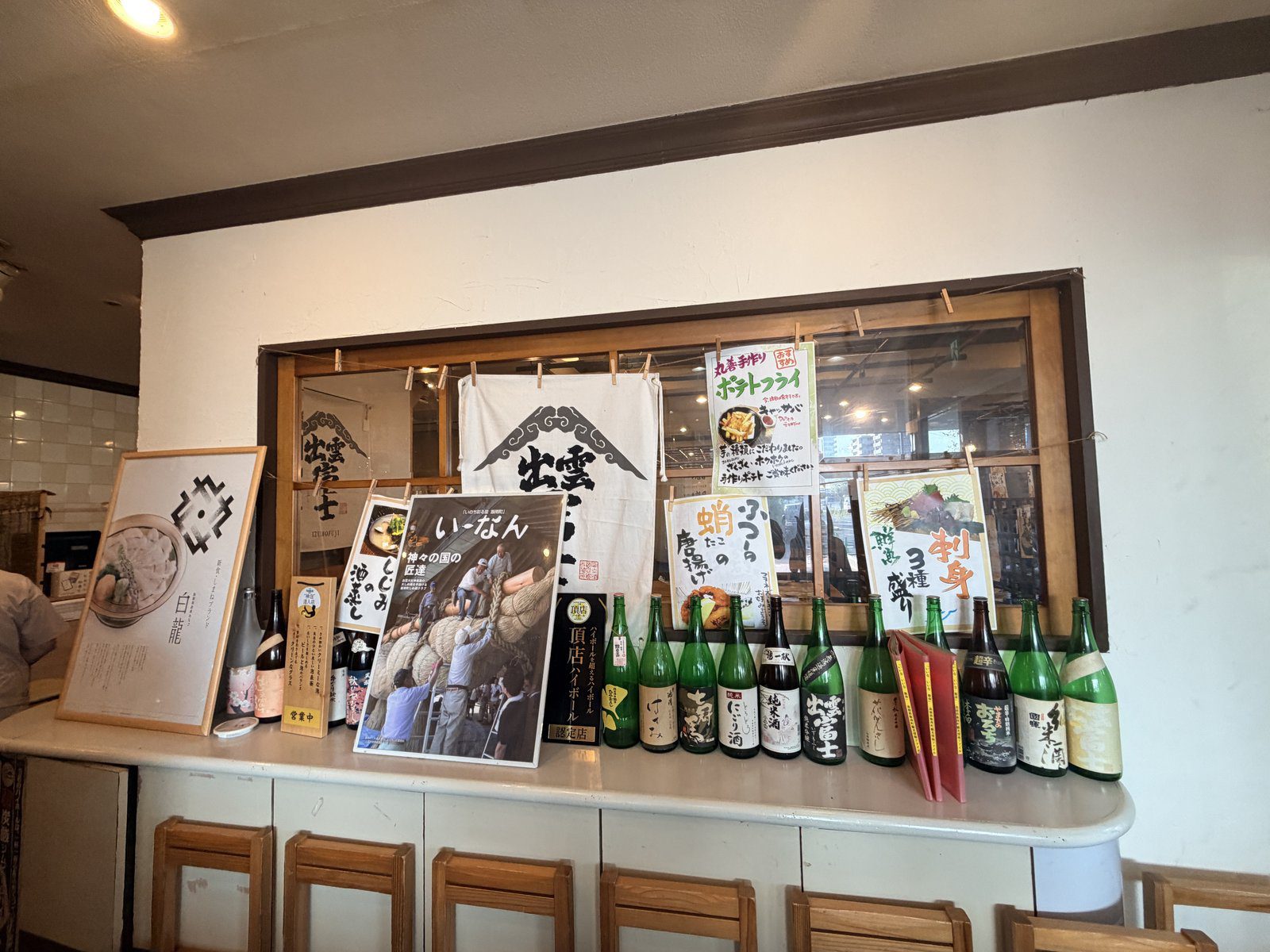 山陰漁酒場丸善水產出雲店內獨立桌位與木雕藝術