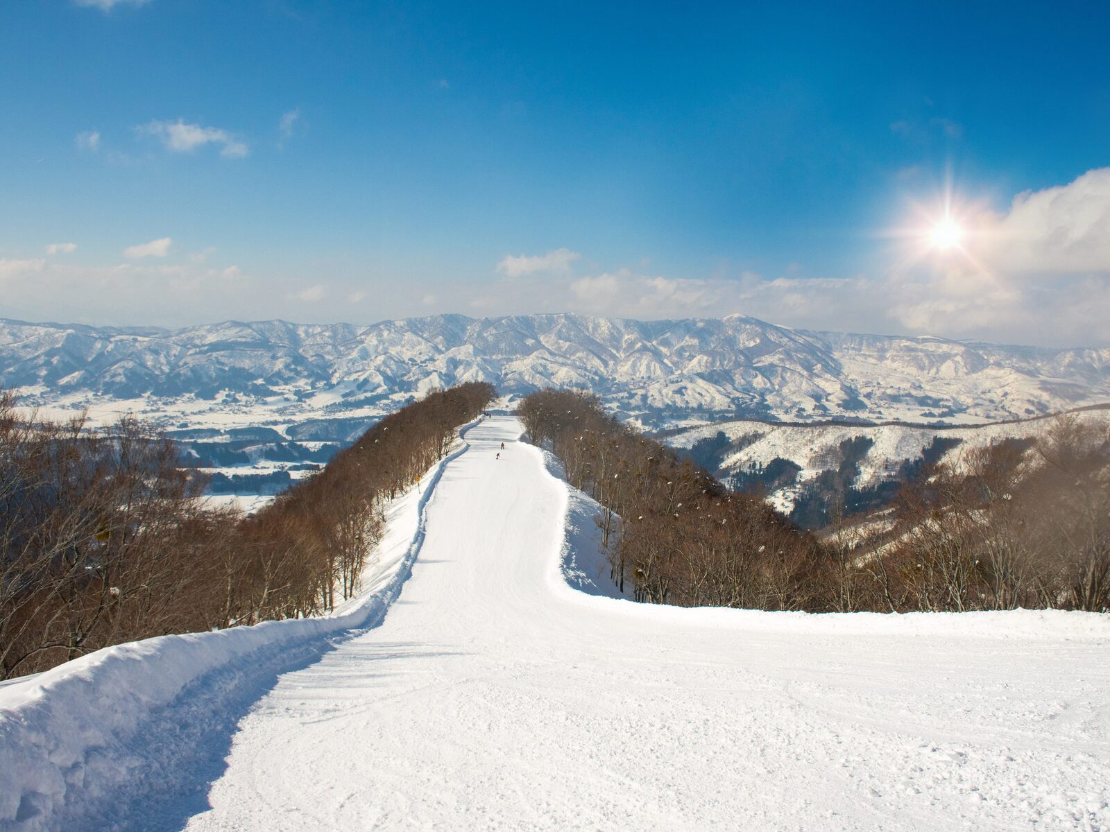 日本冬季高山滑雪道與雪山景觀