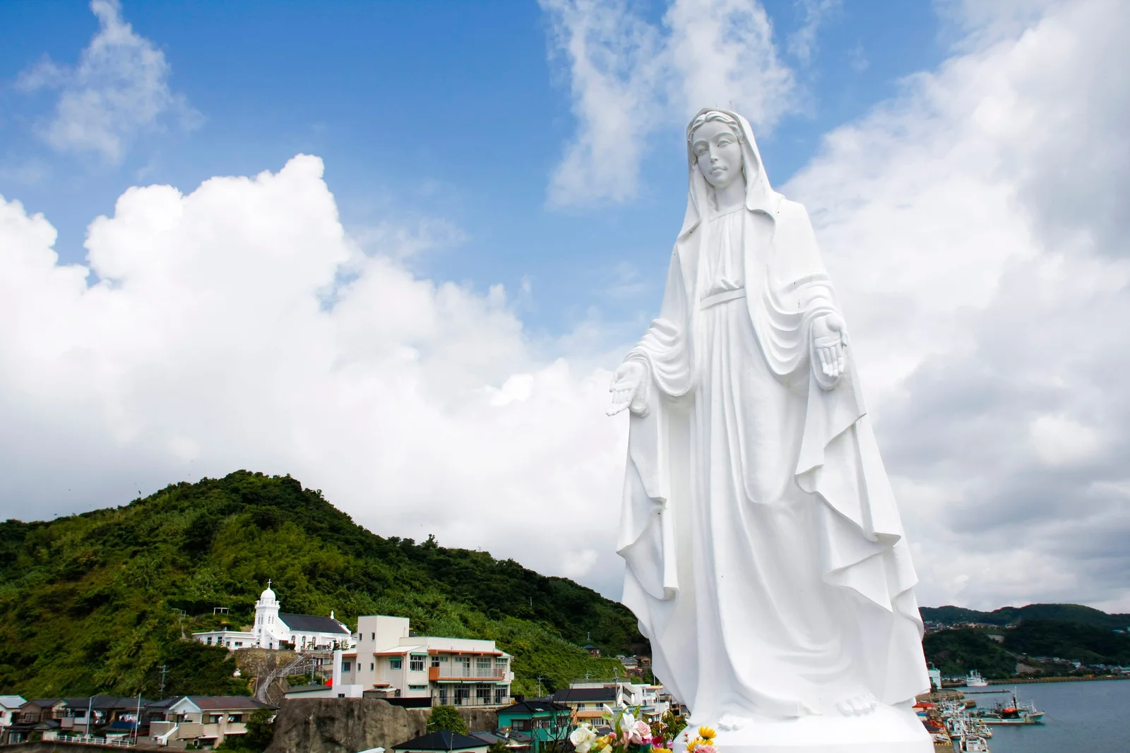 長崎神之島教會附近聖母像與海岸聚落
