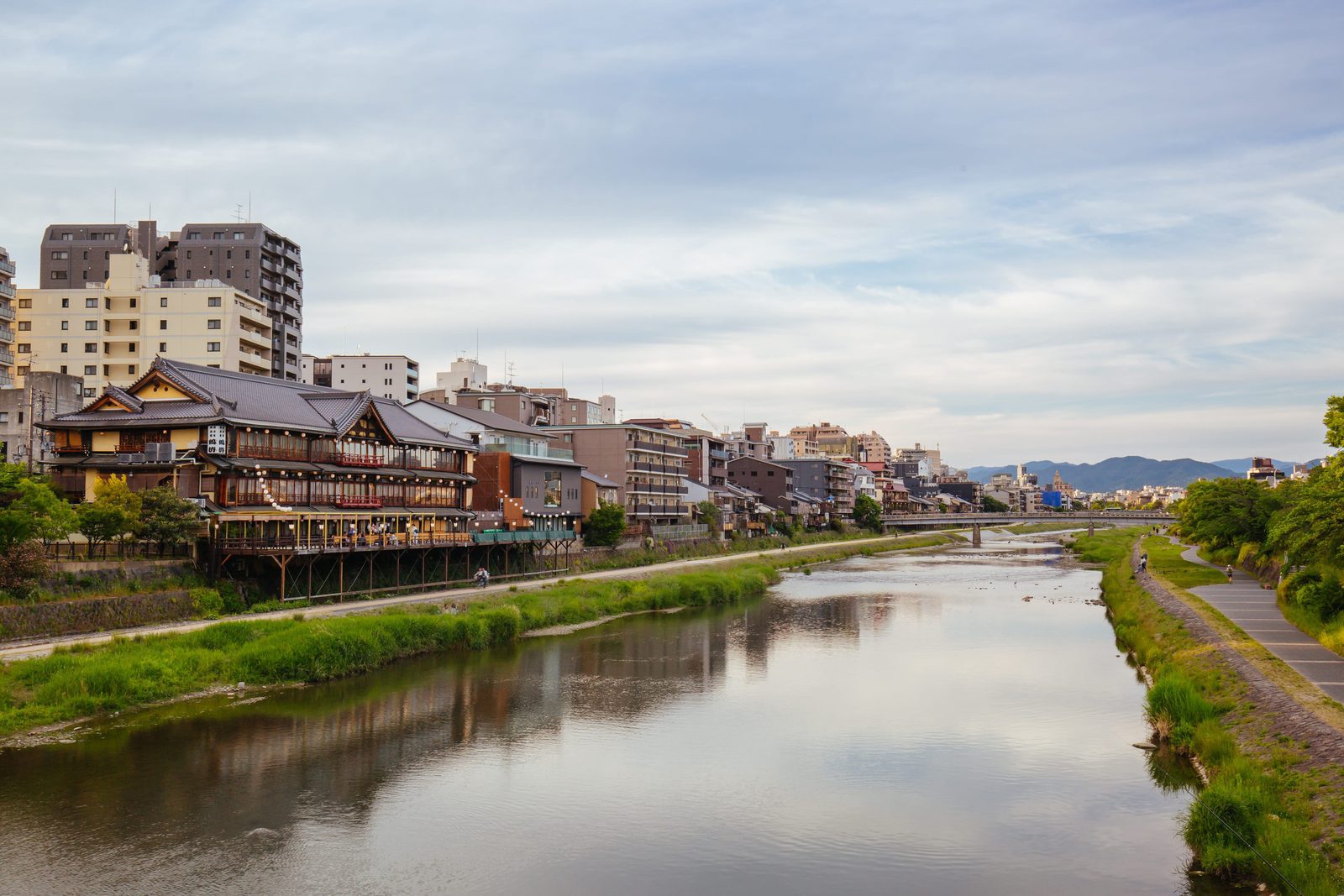 白天鴨川河岸、納涼床餐廳與遠方山景