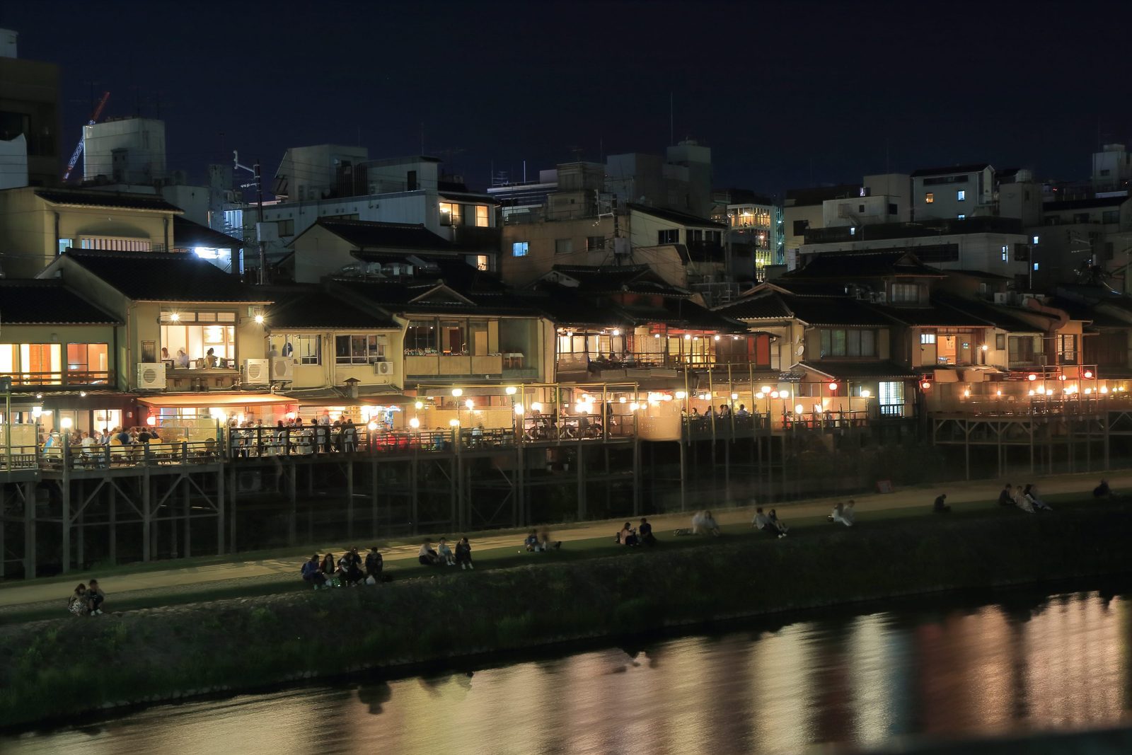 夜間鴨川西岸亮起燈光的納涼床餐廳