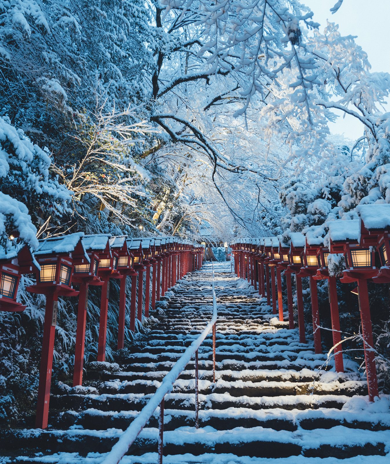 貴船神社冬季積雪時點亮的朱紅燈籠參道