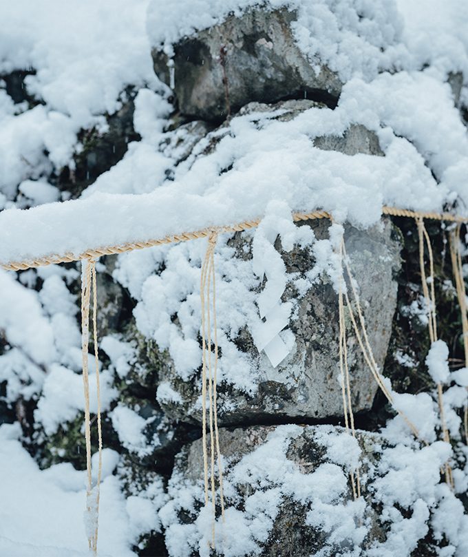 貴船神社境內注連繩石頭覆蓋積雪