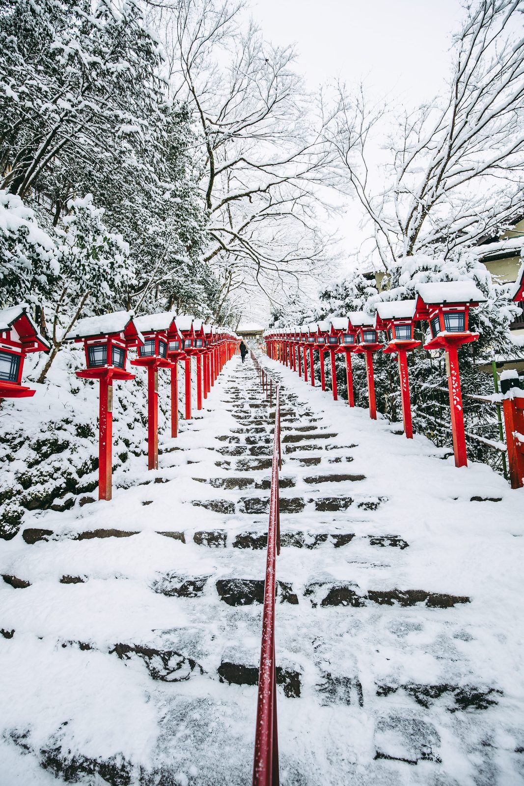 貴船神社積雪時的紅色燈籠石階參道