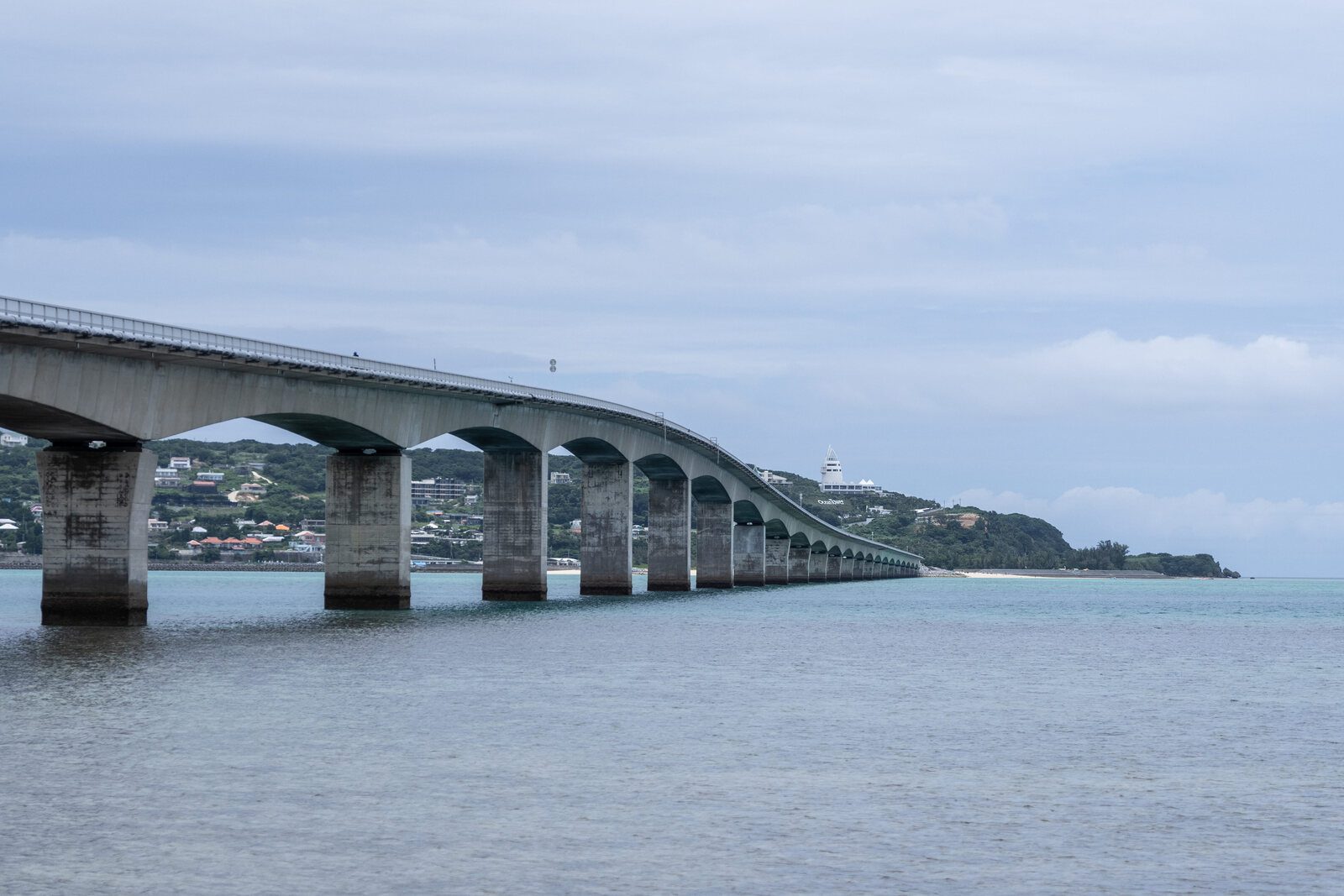 從海面側仰望古宇利大橋連續橋墩與古宇利島