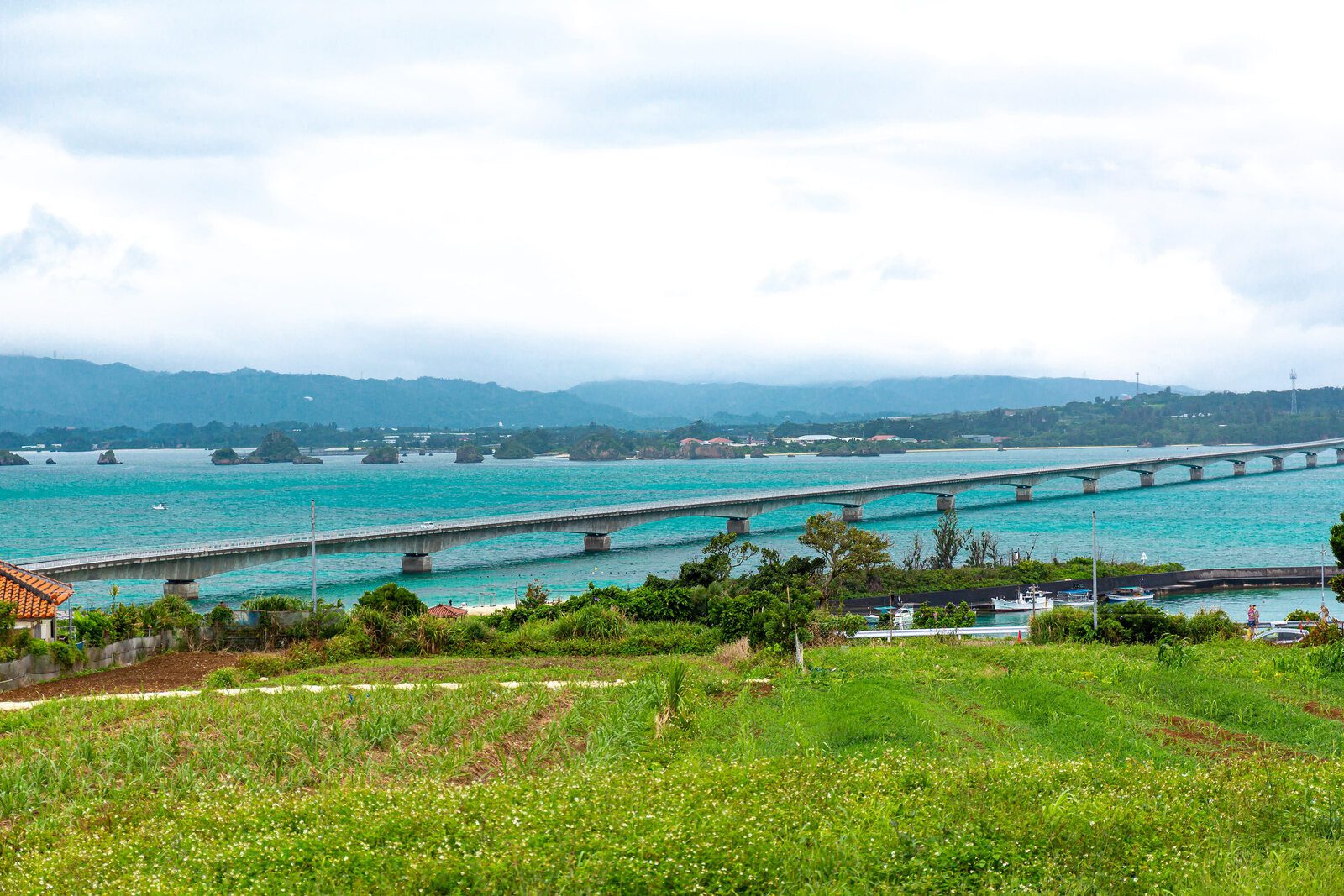 從古宇利島高處眺望跨越碧藍海面的古宇利大橋