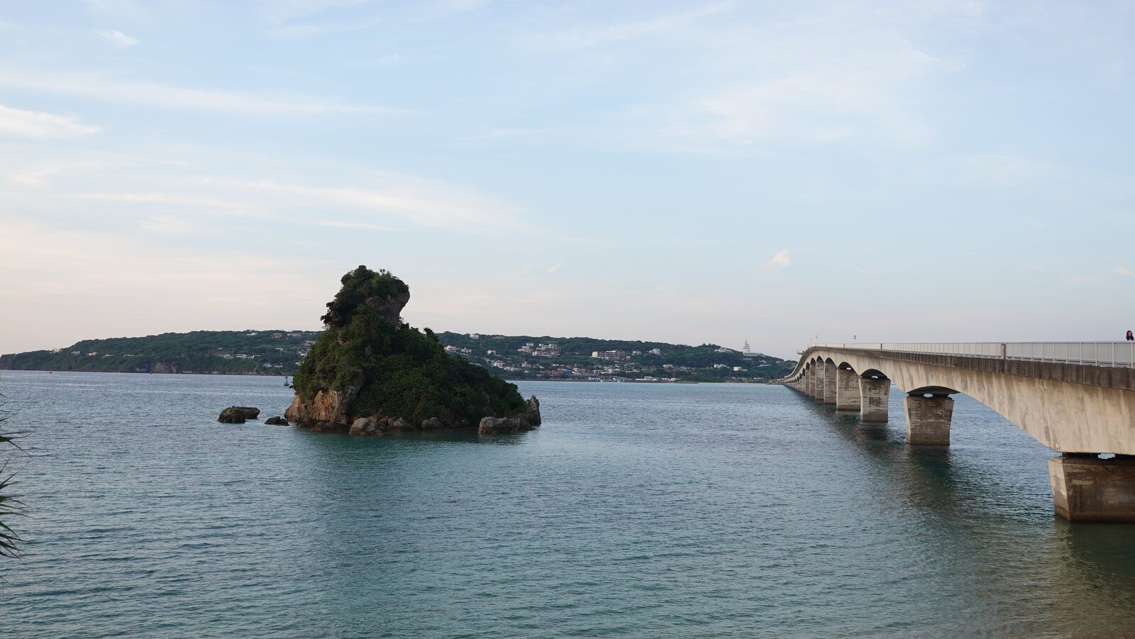 古宇利大橋南端觀景台眺望橋身與小島岩礁