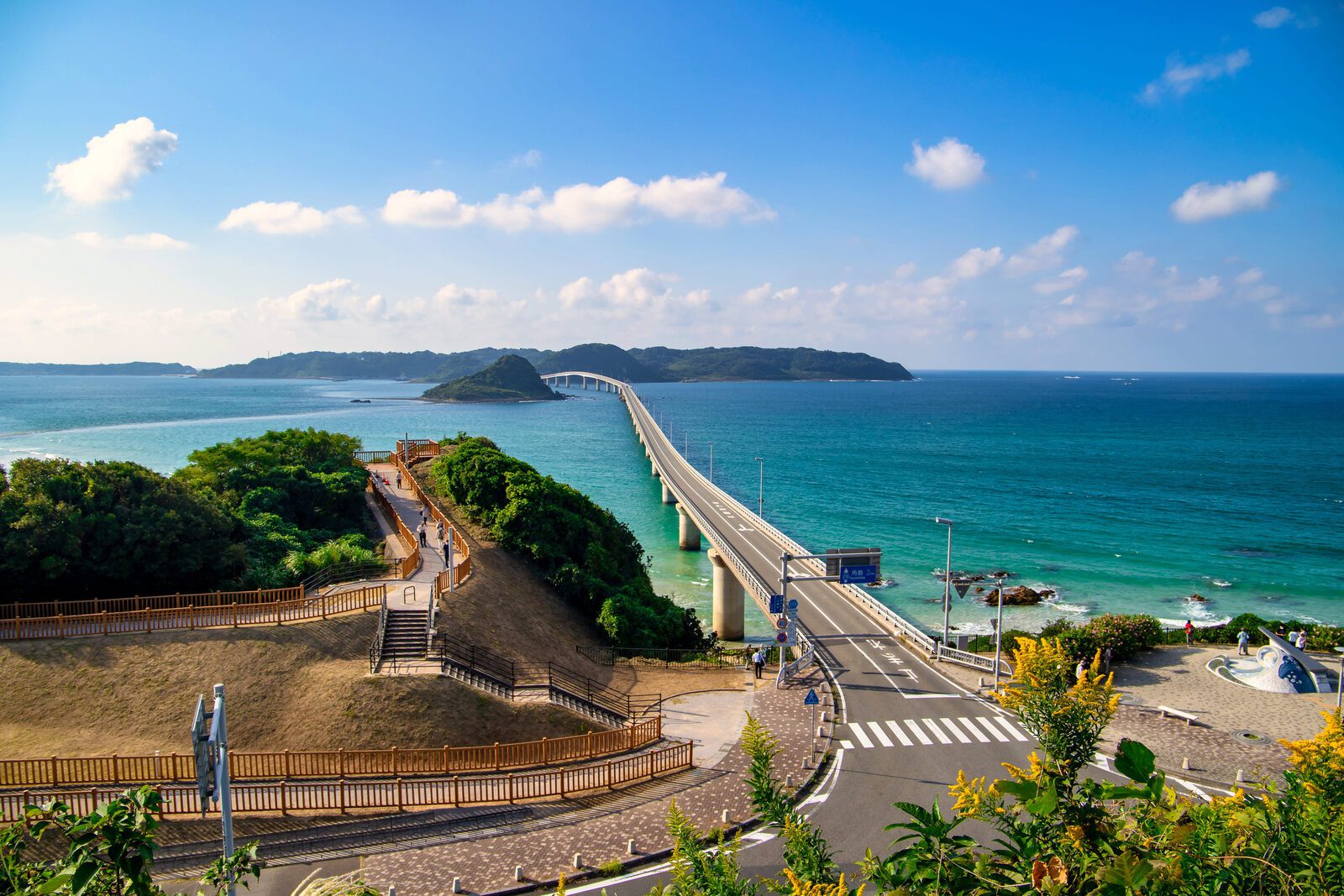 從屋我地島南端觀景台俯瞰古宇利大橋與湛藍海面