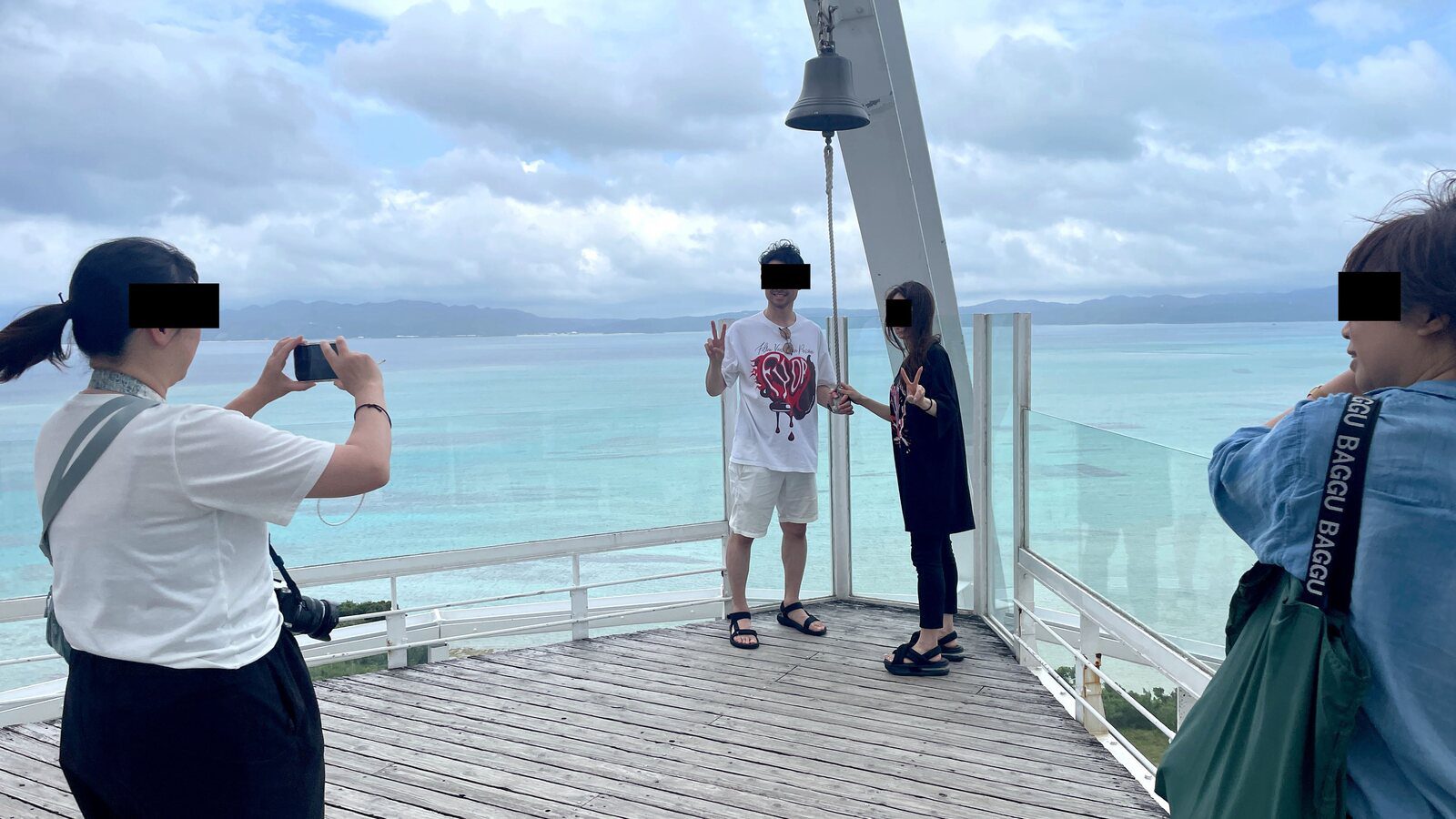 古宇利海洋塔屋頂幸福之鐘與玻璃欄杆海景平台