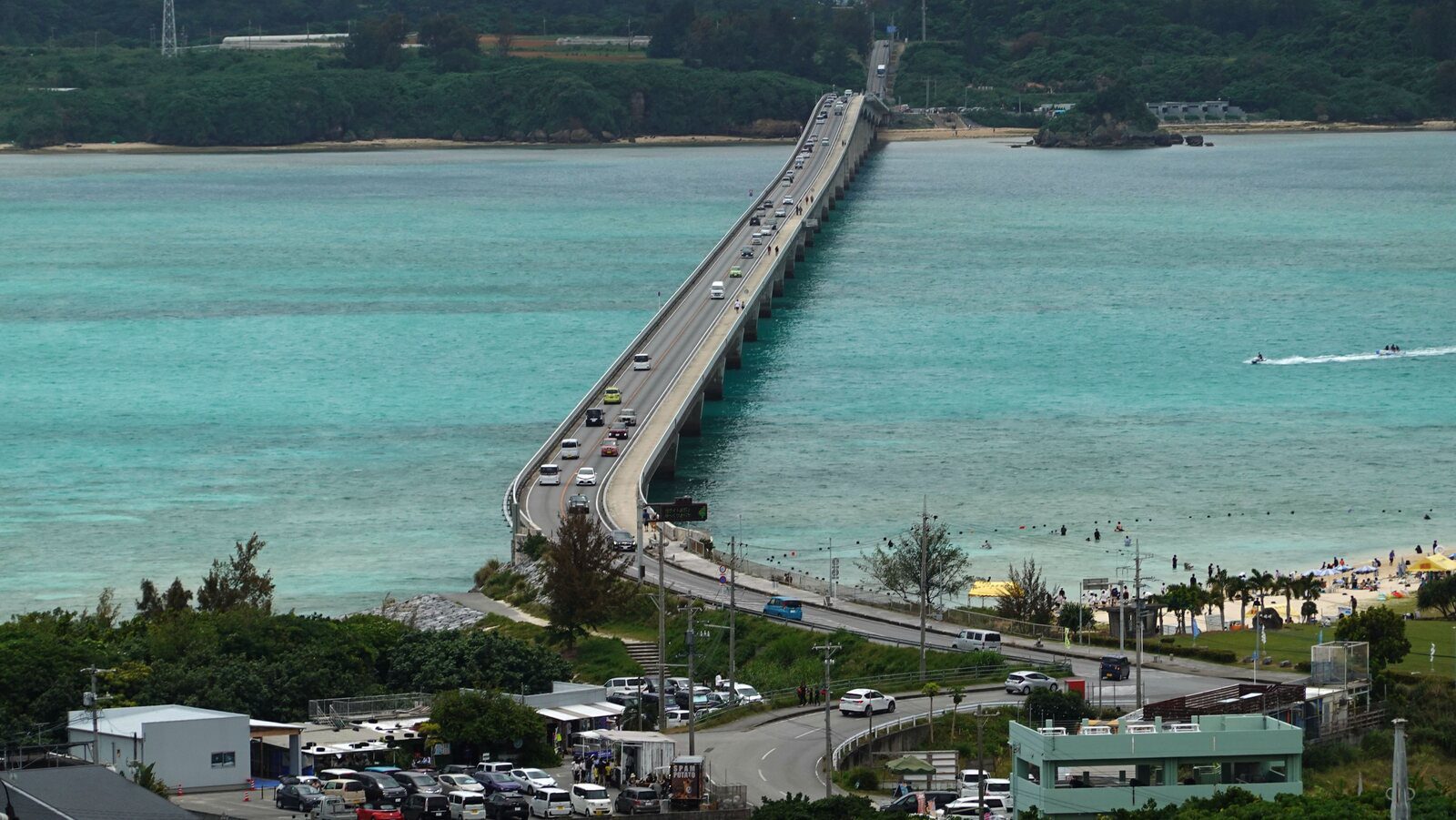 古宇利海洋塔高處俯瞰古宇利大橋與停車區