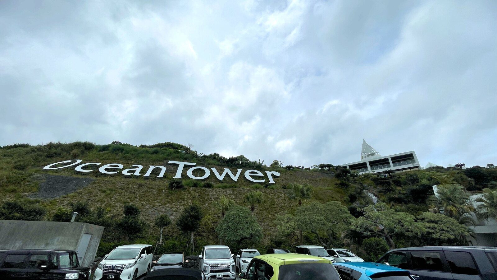 古宇利海洋塔位於島上高地的白色塔身與停車區