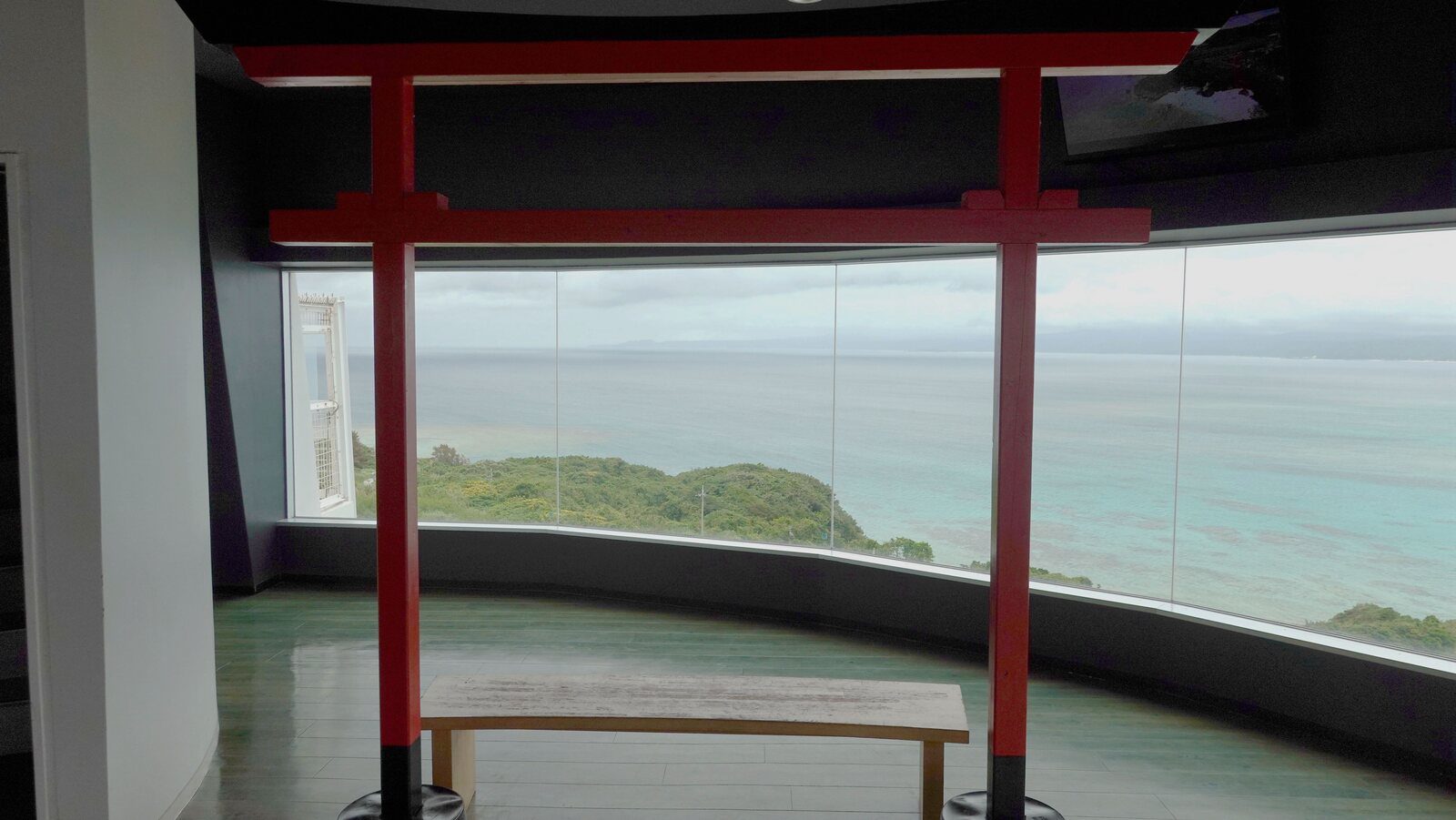 從古宇利海洋塔室內展望樓層窗框眺望海面