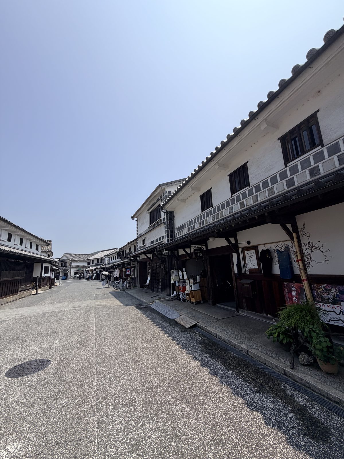 本町通漫步,兩側黑瓦白牆町家建築