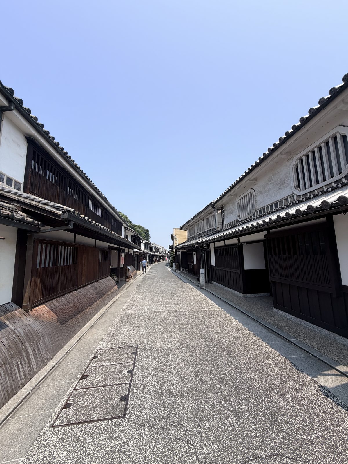 藍天下的黑瓦白牆與木格柵建築景致