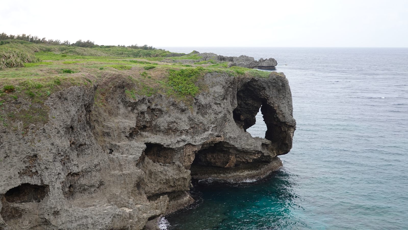 沖繩萬座毛象鼻岩與碧藍海景