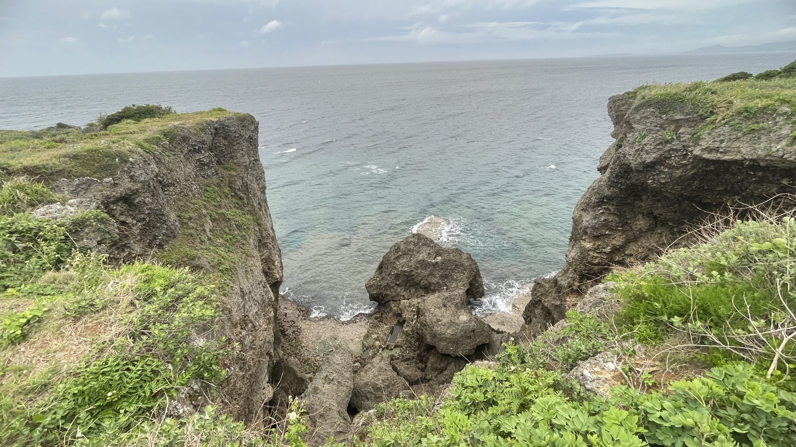 萬座毛海岸斷崖與東海景色
