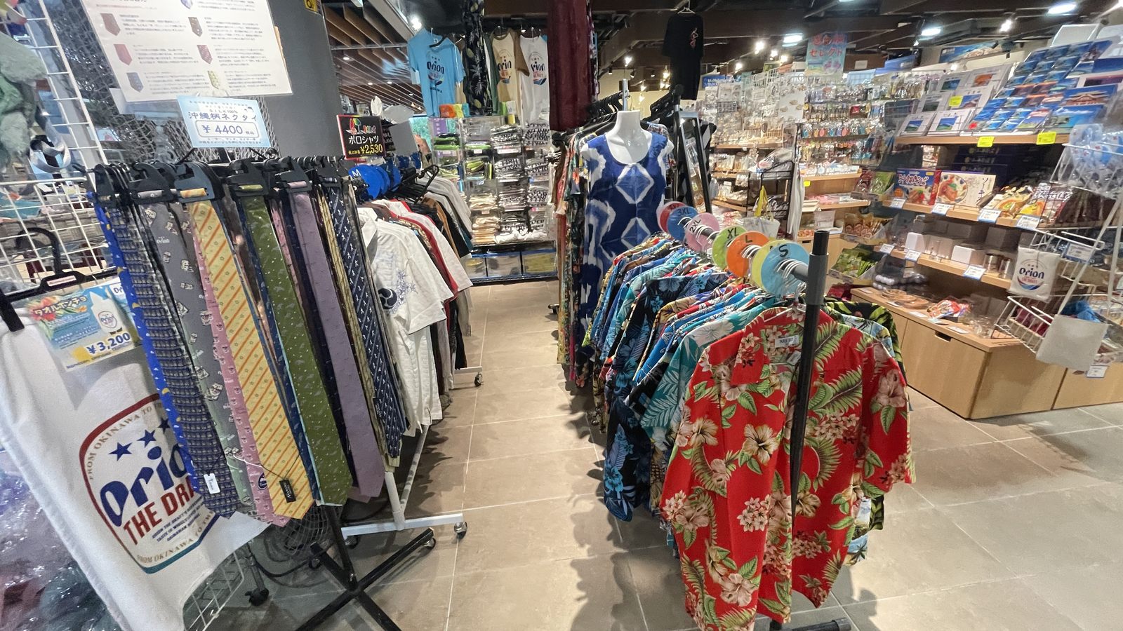 萬座毛商店沖繩花襯衫與伴手禮
