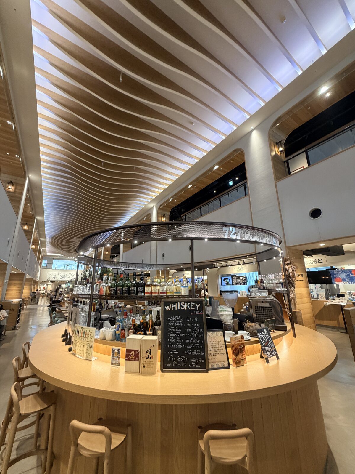 岡山 WONSETO FOODHALL 中央吧台與挑高木質天花