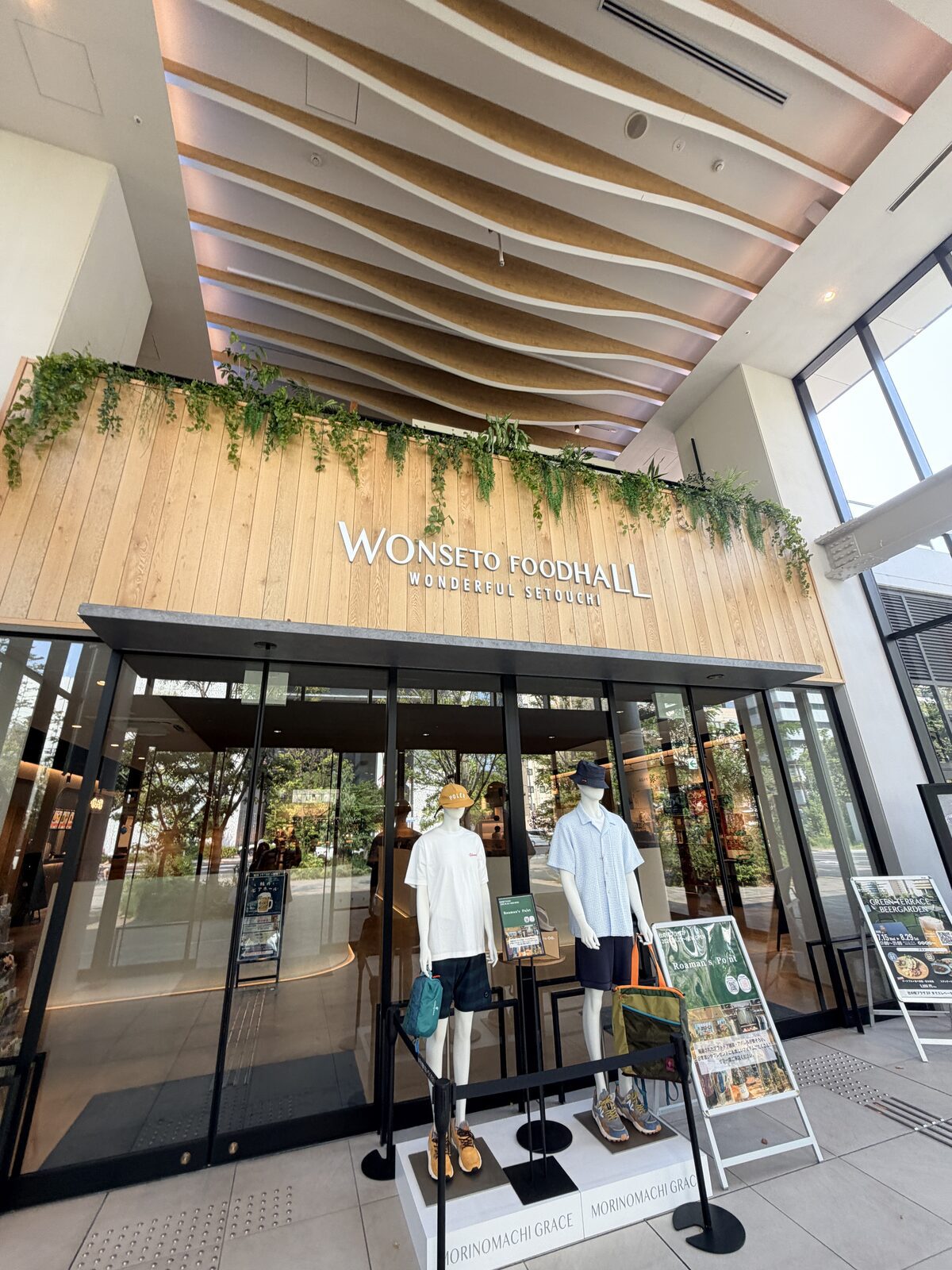岡山杜之街 Grace 的 WONSETO FOODHALL 美食廣場入口與木質招牌