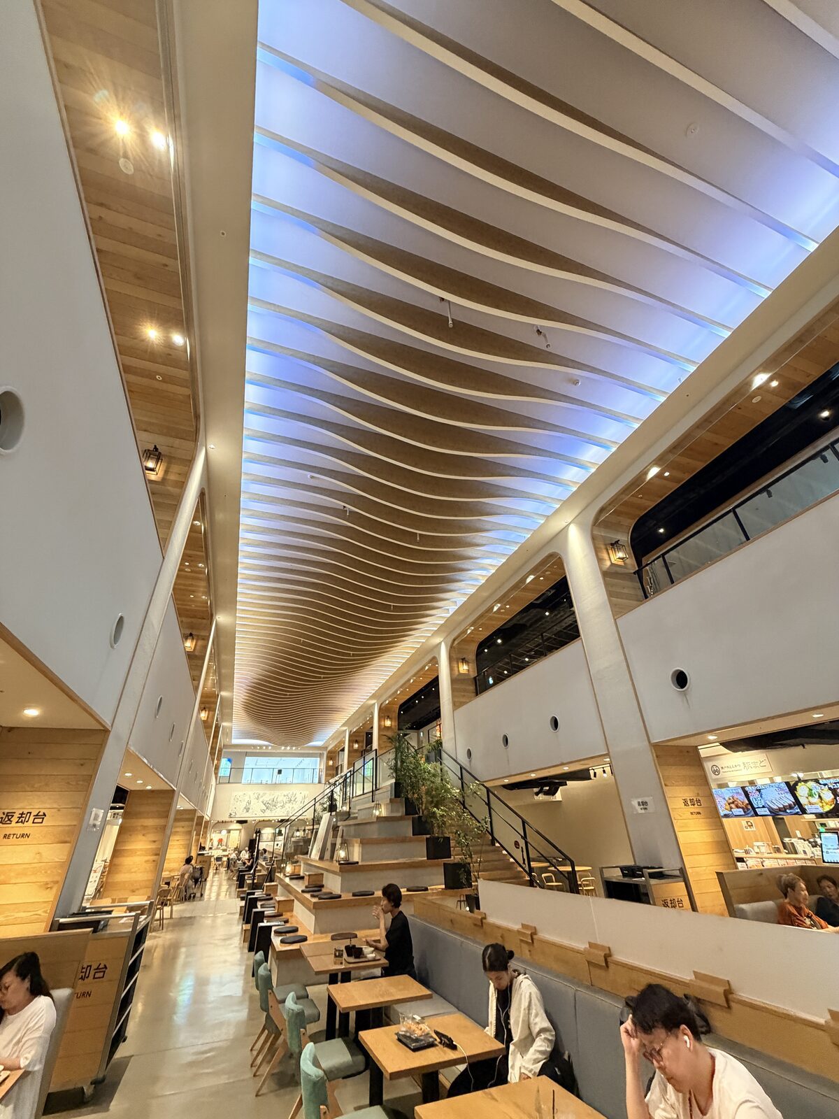 WONSETO FOODHALL 美食廣場挑高木質天花與共用座位區