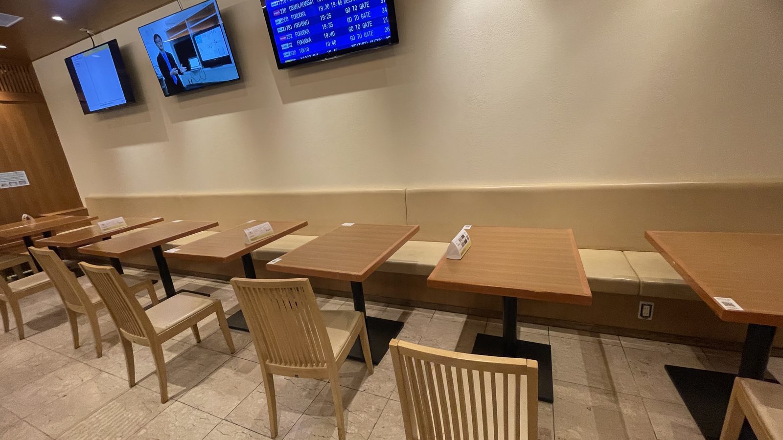 ケンミン食堂 店內牆上設有即時航班動態顯示螢幕