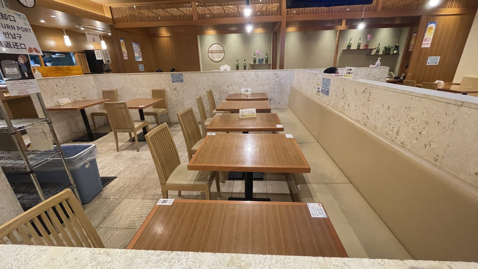 ケンミン食堂 明亮寬敞的木質內用座位區