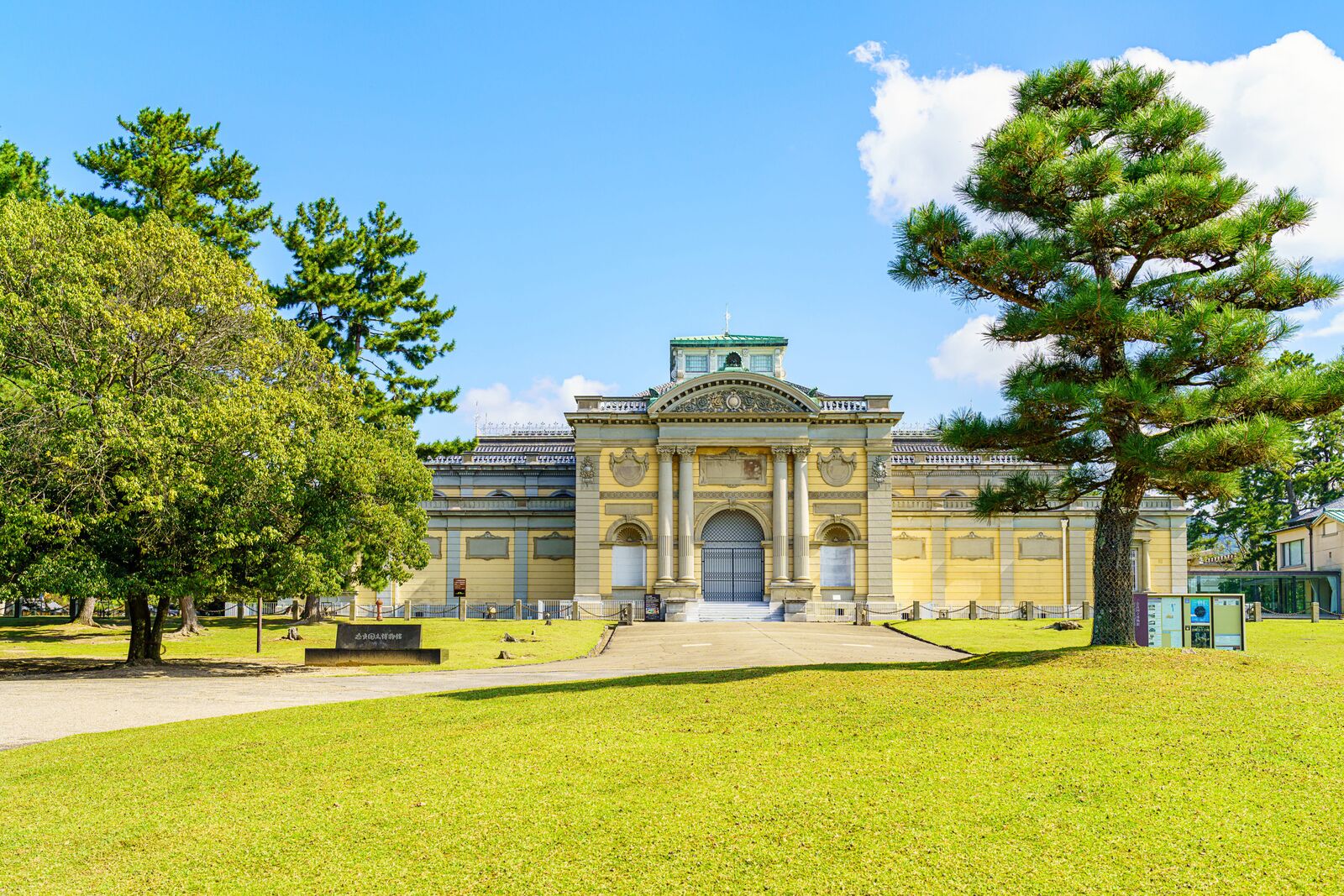 奈良國立博物館奈良佛像館正面與前方草地