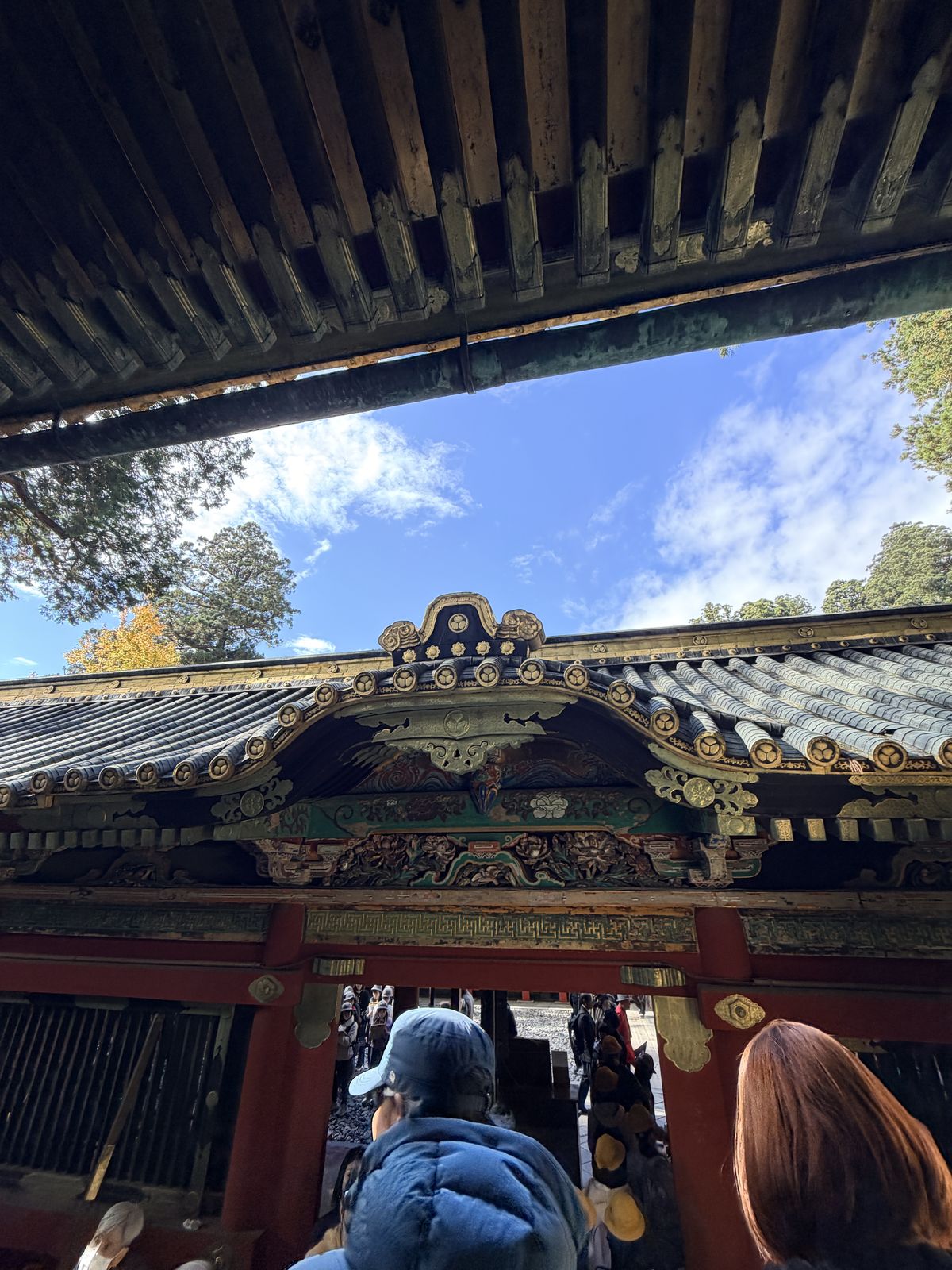 東照宮屋頂瓦當上的三葉葵紋與朱紅金飾唐破風