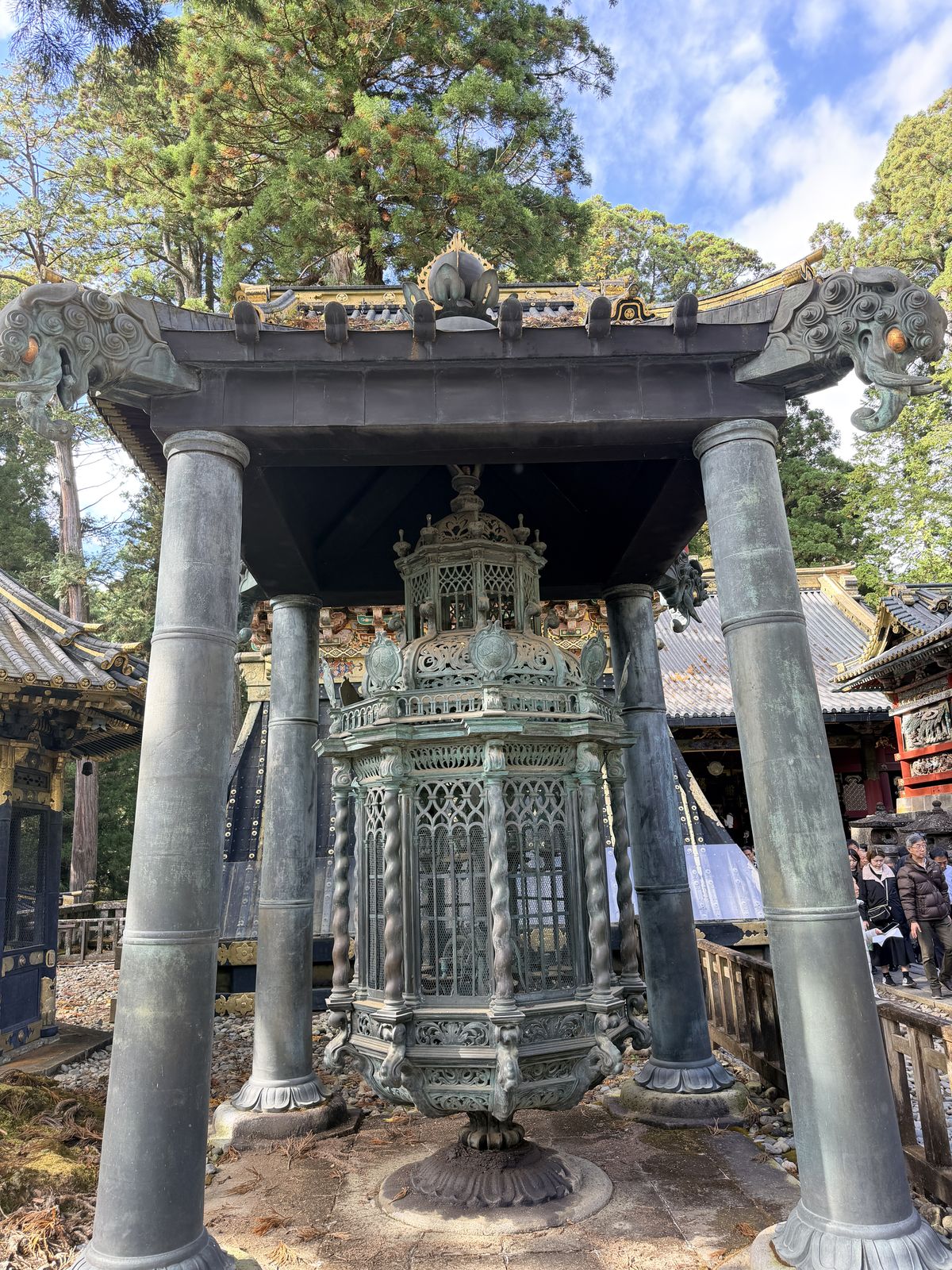 東照宮境內螺旋柱青銅燈籠與保護亭