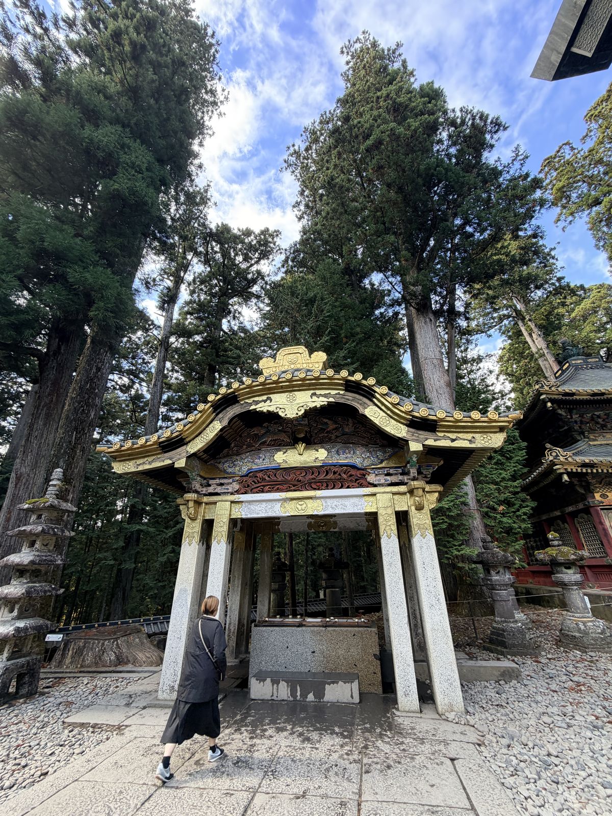 東照宮御水屋：白石柱支撐的極彩色唐破風屋頂與淨手石盆