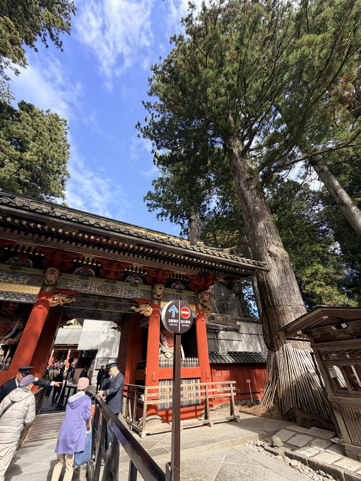 日光東照宮表門與仁王像，地上有左側通行與出口專用標示