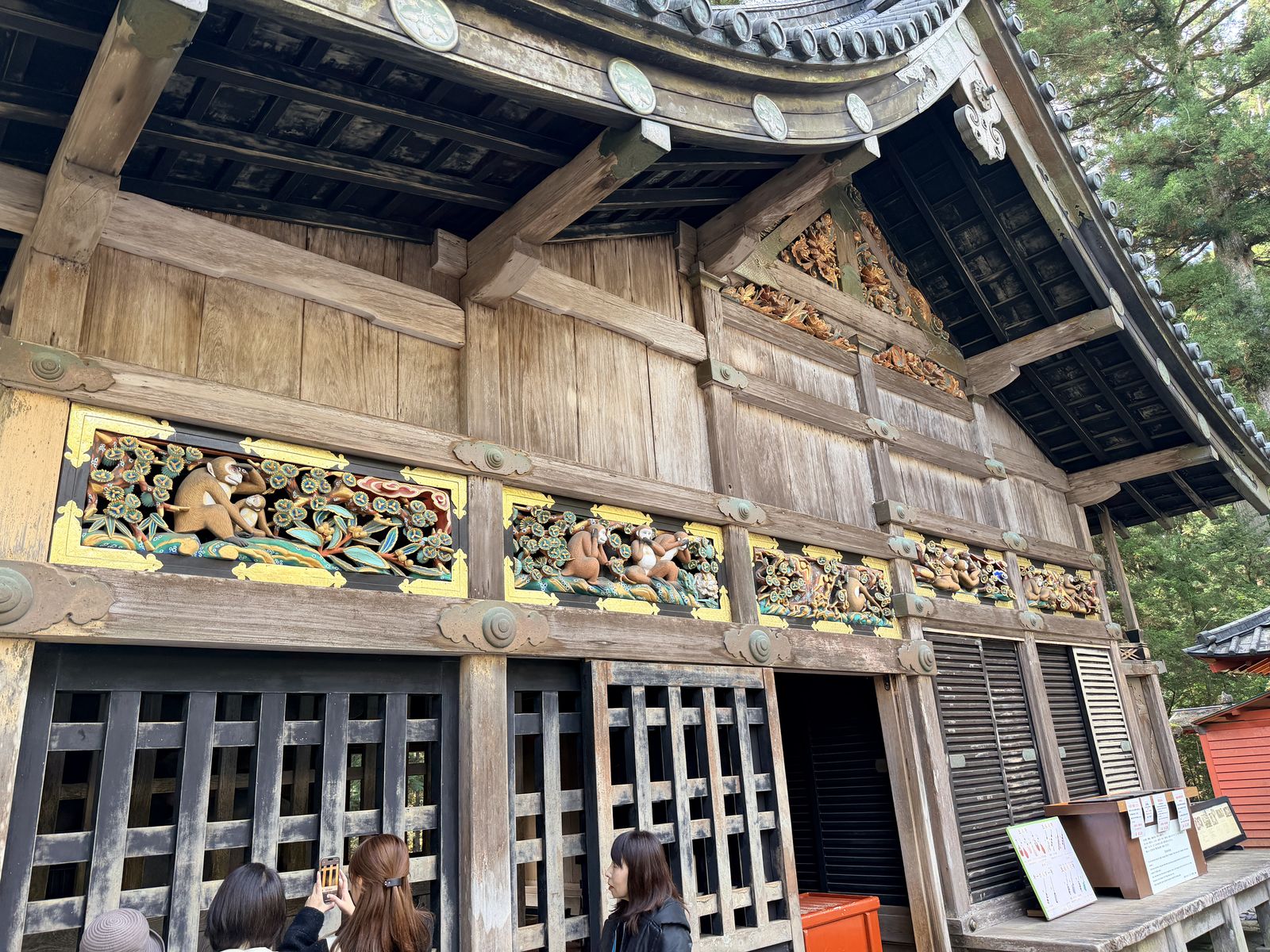 東照宮神廄舍未上漆木造建築與三猿等彩色猴雕橫額
