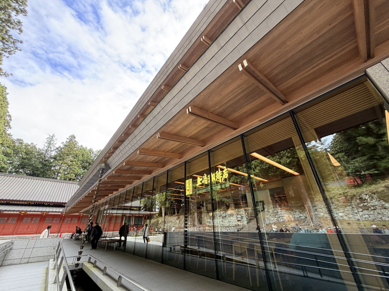 東照宮參道旁上島珈琲店玻璃建築與朱紅傳統社殿對照