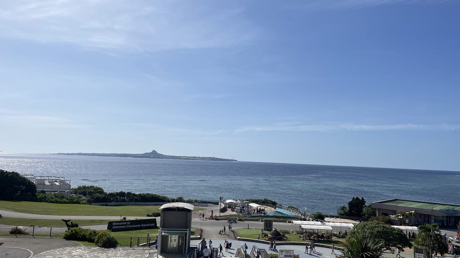 海洋博公園眺望伊江島與海岸景色