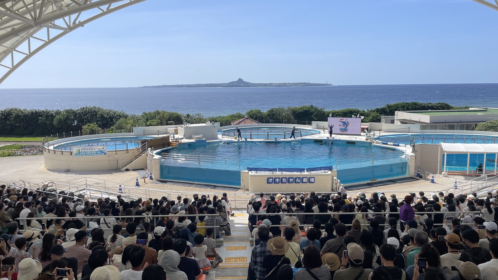 海豚劇場觀眾席與伊江島海景