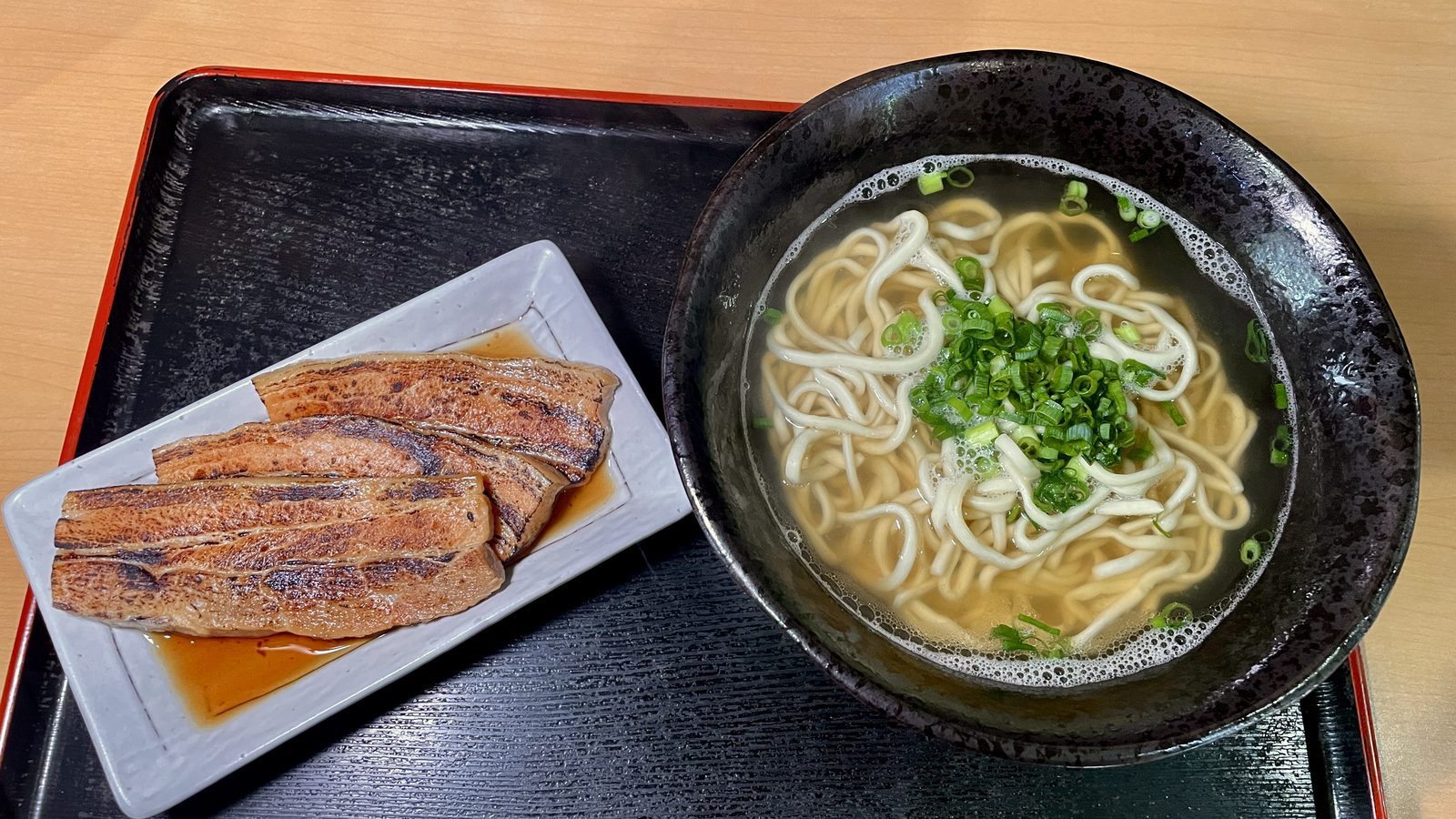 炙り三枚肉そば(大)全景,肉片與湯麵分開盛裝