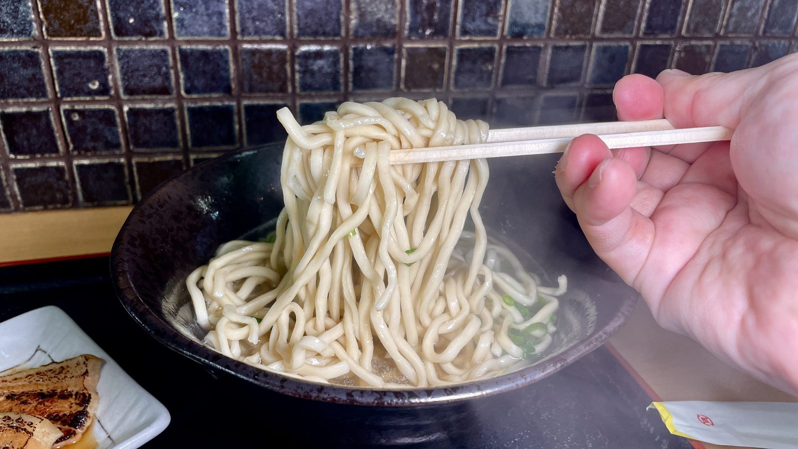 夾起冒著熱氣的照喜名直麵